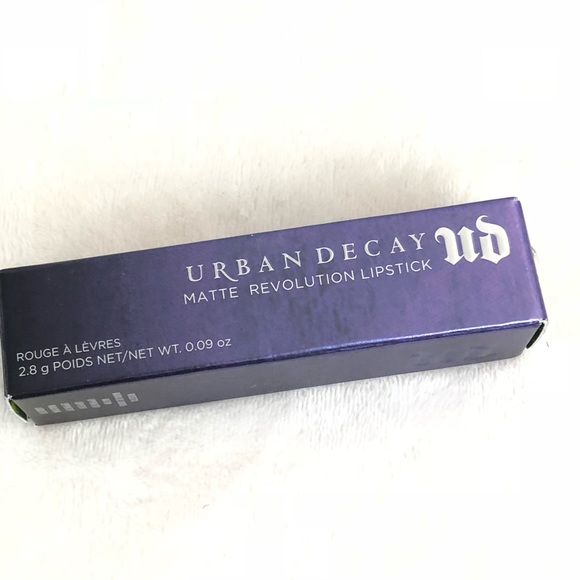 Matte Revolution Lipstick Temper - Picture 6 of 8